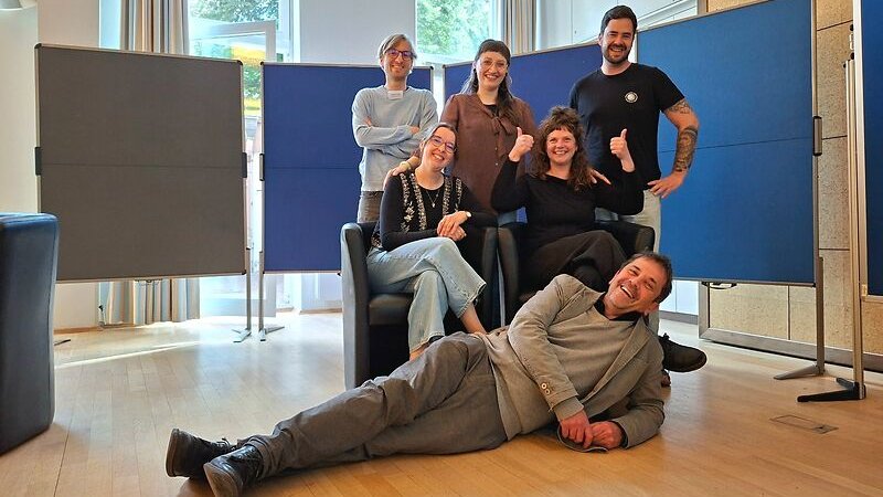 Die AG „Das Rauhe Haus im Nationalsozialismus“ zusammen mit Prof. Johannes Richter.
