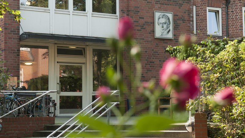 Eingang zum Wichern-Haus auf dem Stiftungsgelände