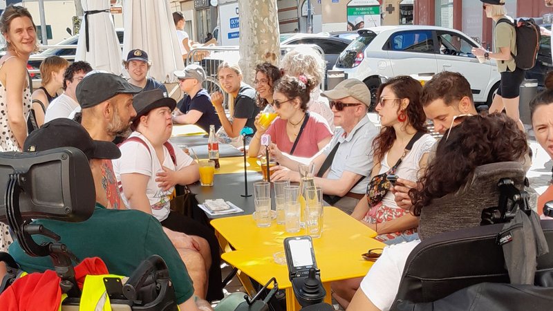 Schauspieler*innen aus Hamburg und Marseille sitzen gemeinsam am Tisch.